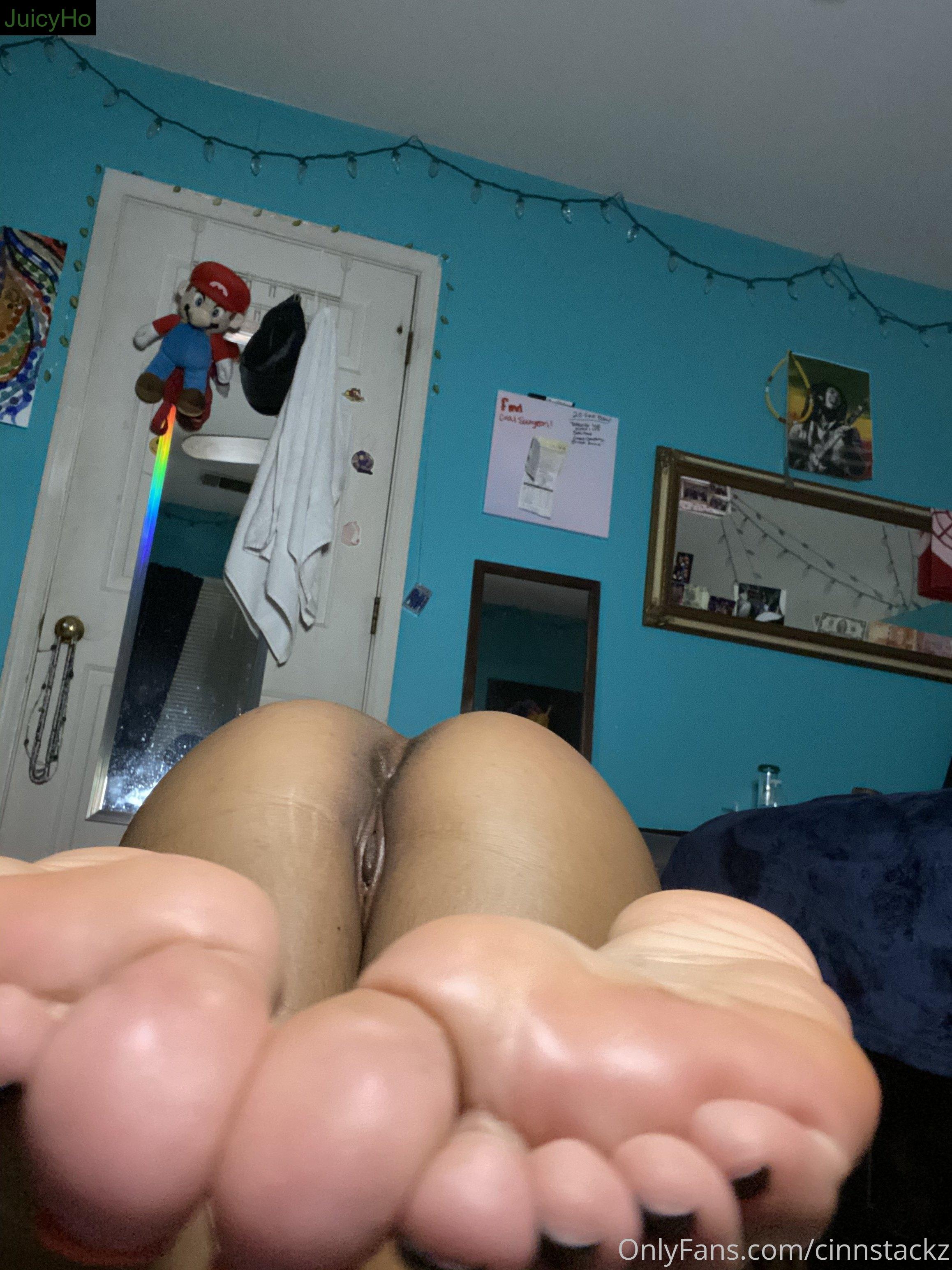 cinnstackz feet