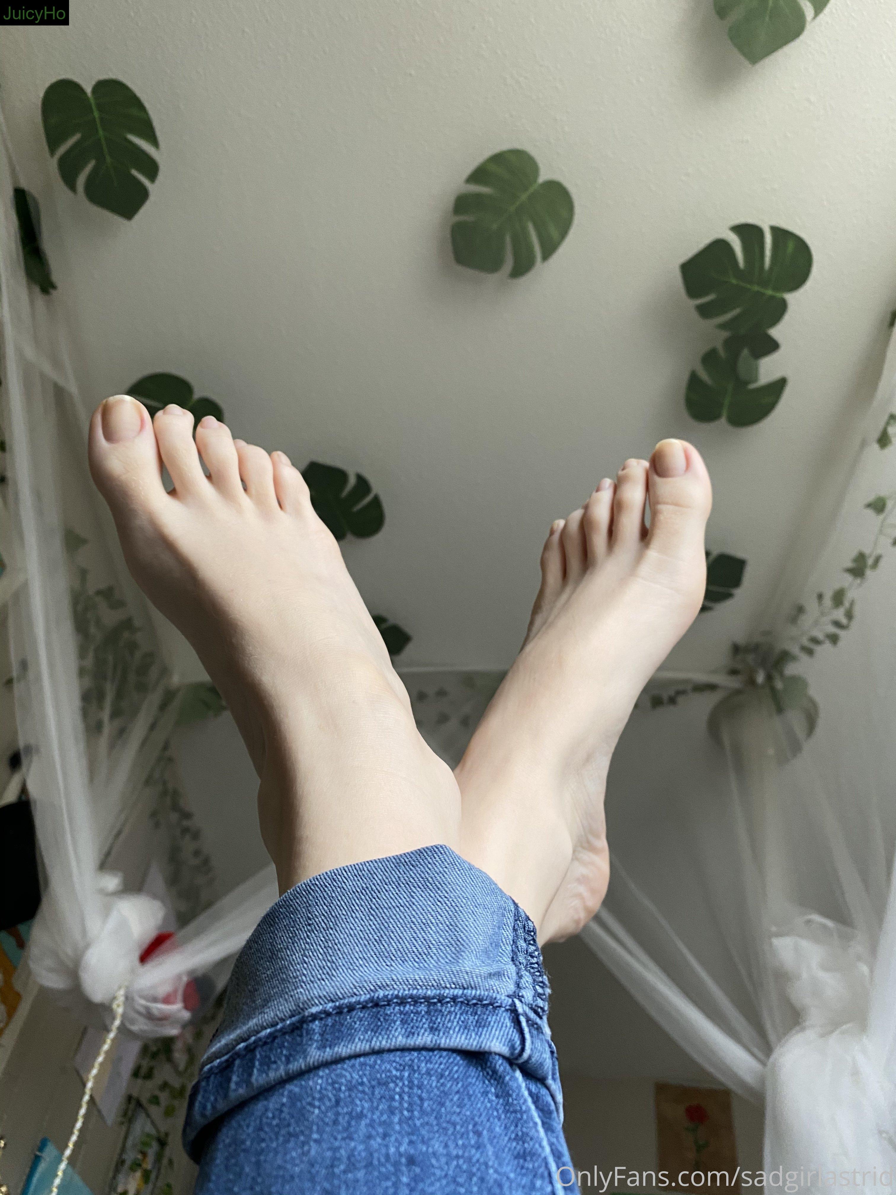 sadgirlastrid feet